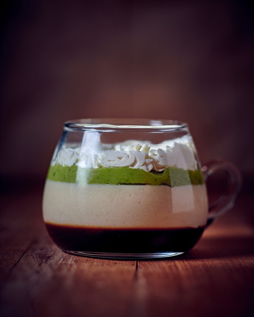 Schichtdessert mit Kaffee, Kokos und Avocado im Glas