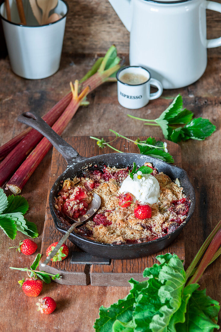 Rhabarber-Erdbeer-Crumble mit Vanilleeis