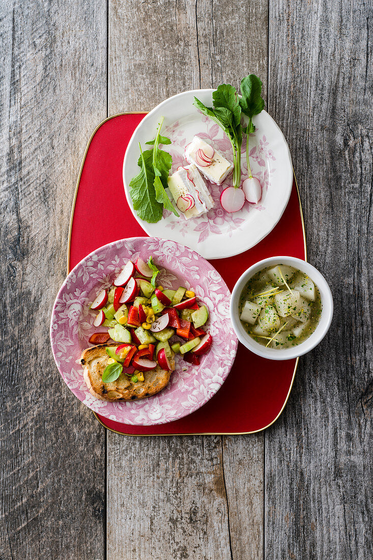 Radieschen-Käse-Terrine, Brot-Gemüse-Salat & Daikon-Rettich in Petersiliensauce