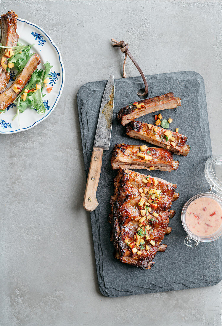 Schweinerippchen in Pfirsichmarinade vom Grill