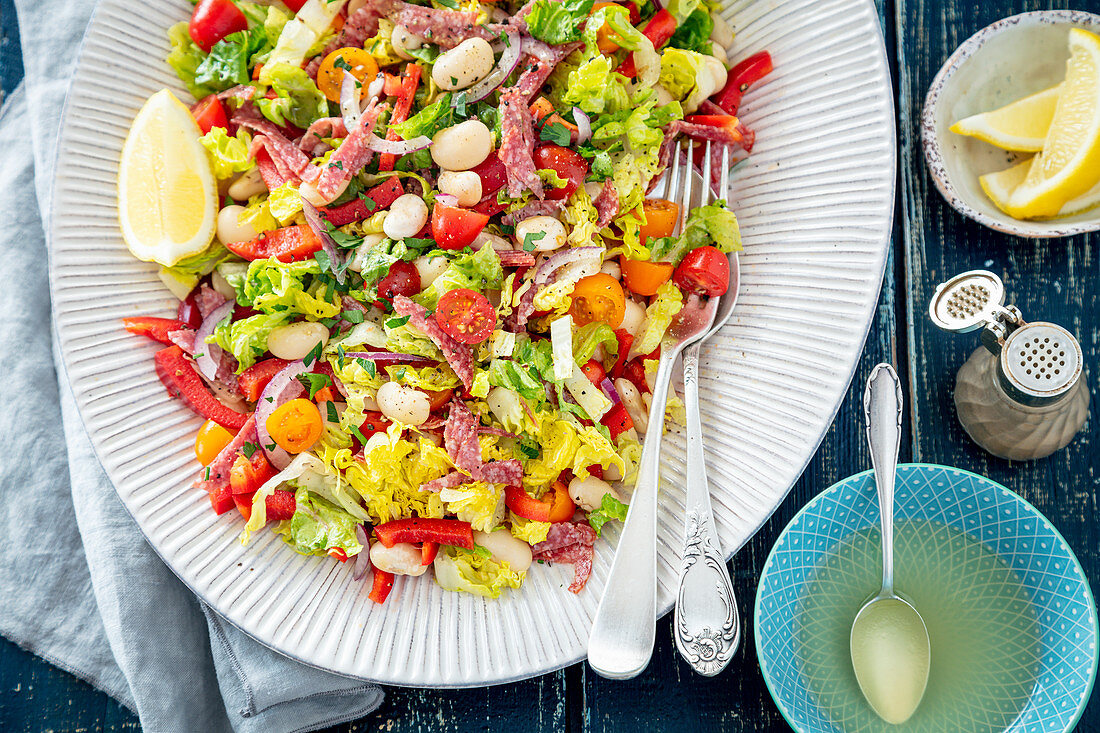 Weisser Bohnensalat mit Salami und Kirschtomaten