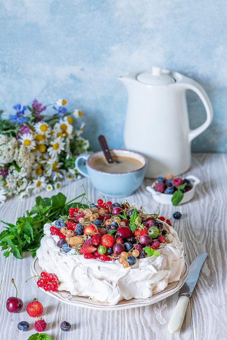 Pavlova mit Beeren