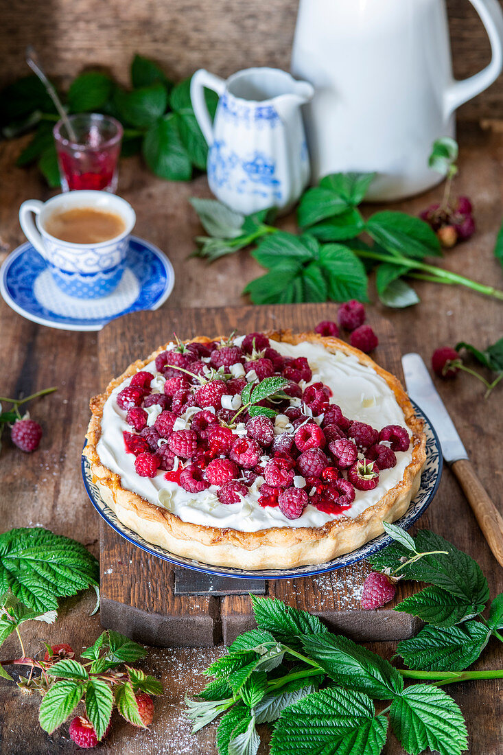 Raspberry tart with sour cream filling