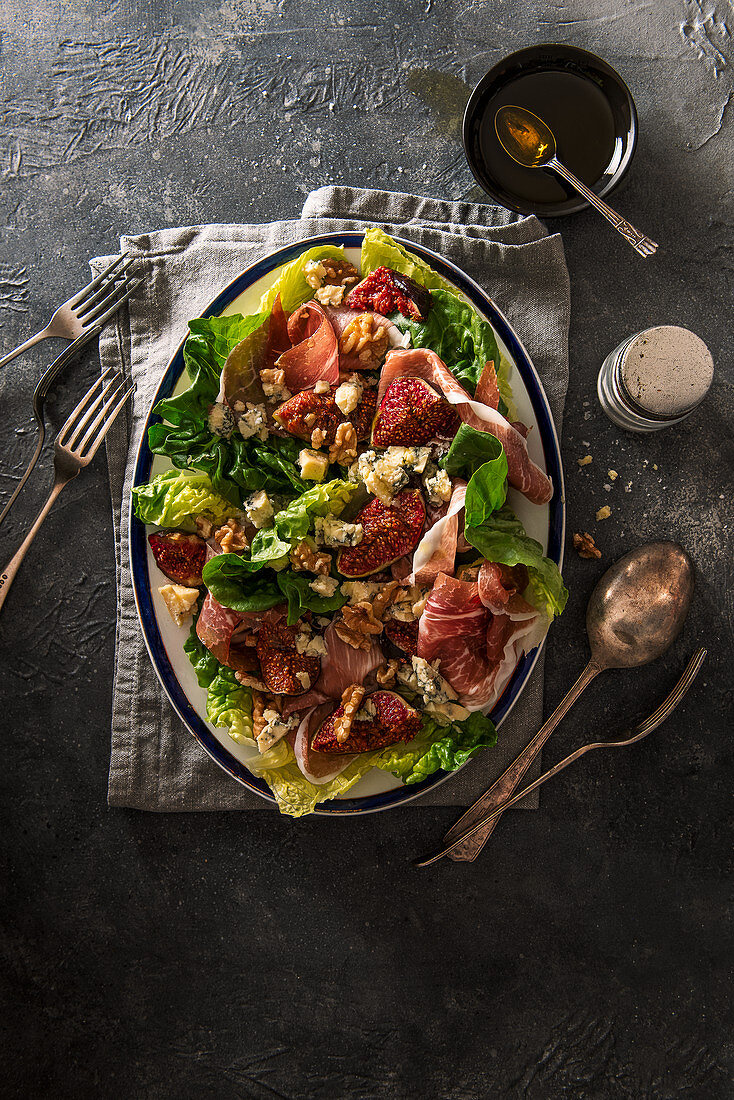Salad with figs, parma ham, blue cheese and walnuts