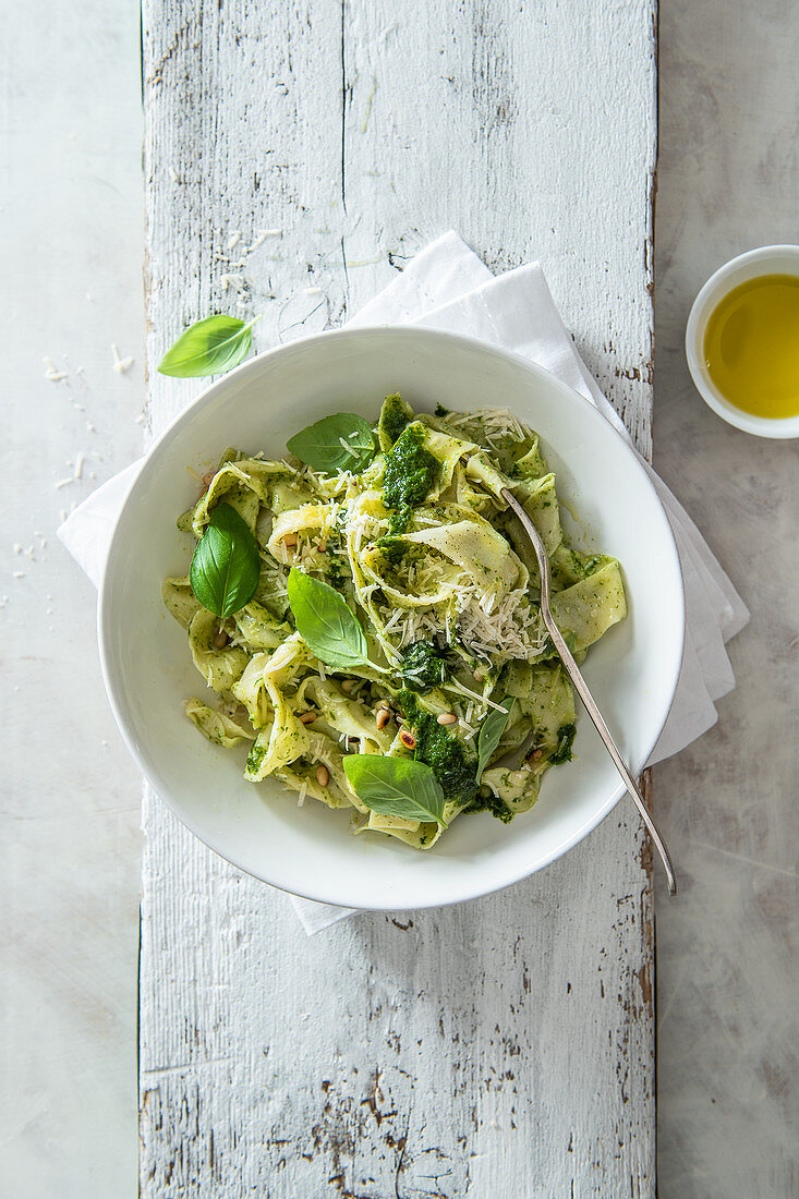 Tagliatelle mit Basilikum-Rucola-Pesto, Parmesan und Pinienkernen