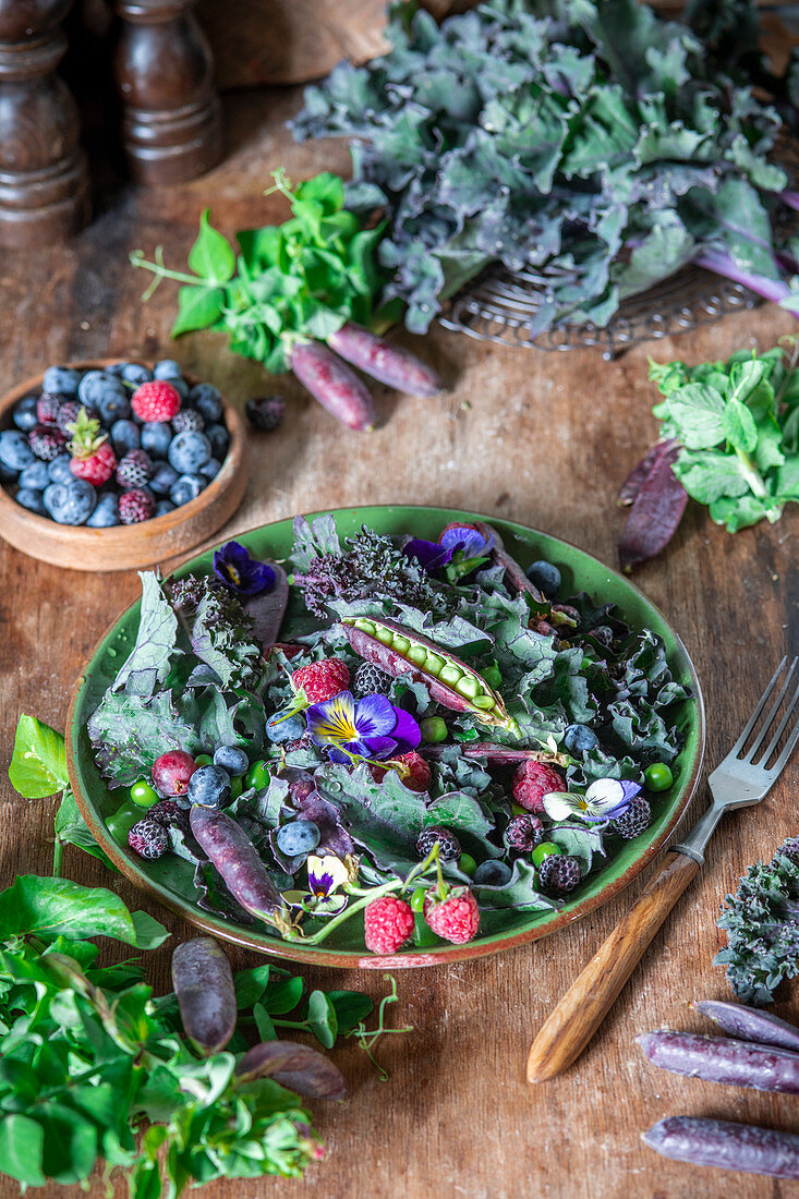 Grünkohlsalat mit violetten Erbsen und Beeren