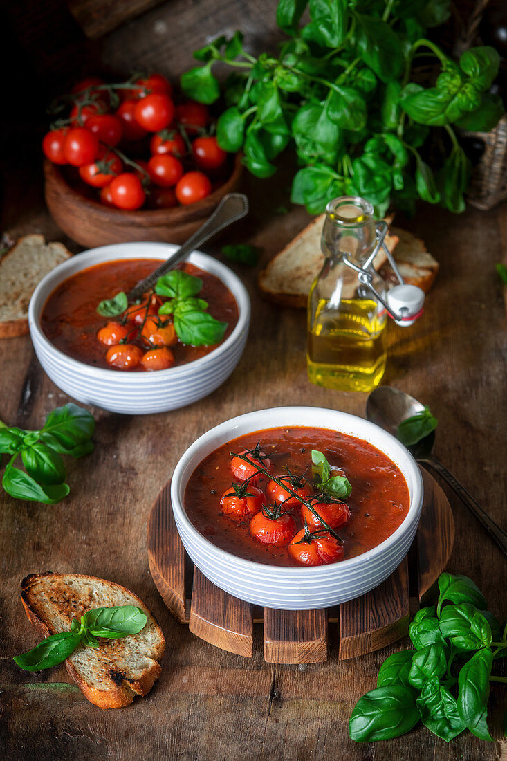 Tomatensuppe mit Basilikum