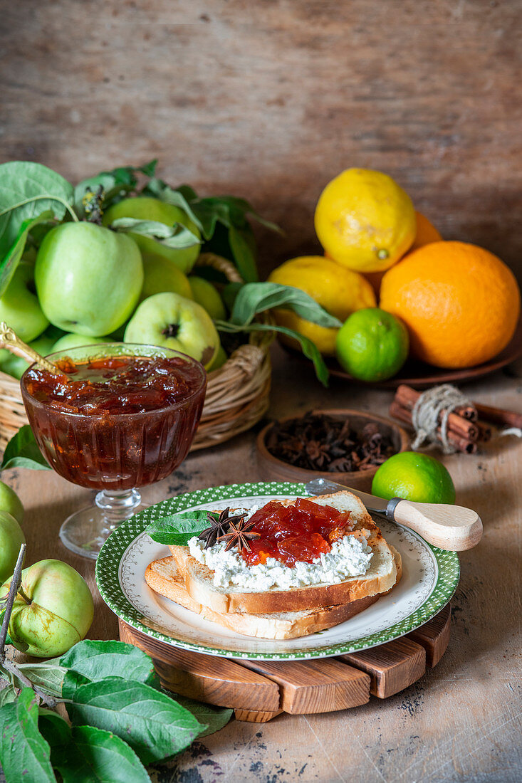 Apfel-Zitrus-Marmelade mit Gewürzen