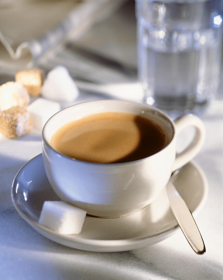 Tasse Kaffee mit Milch & Zucker