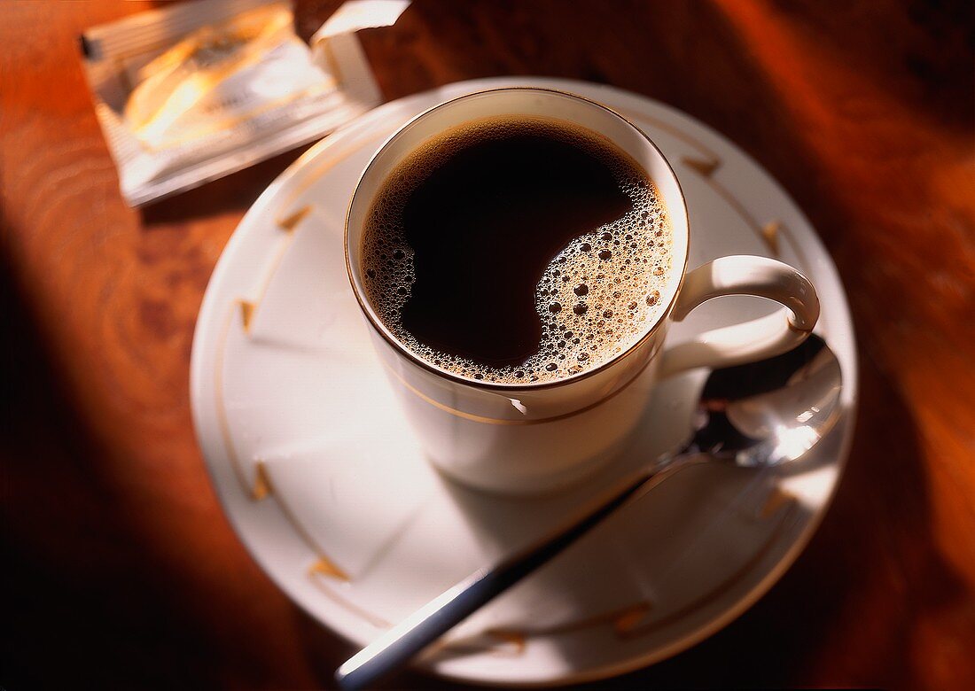 Eine Porzellantasse mit schwarzem Kaffee