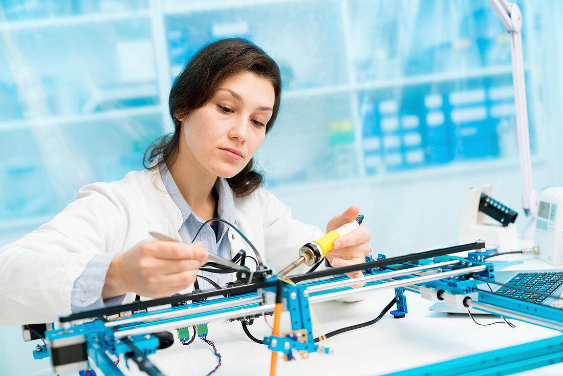 Student in CNC and robotics laboratory