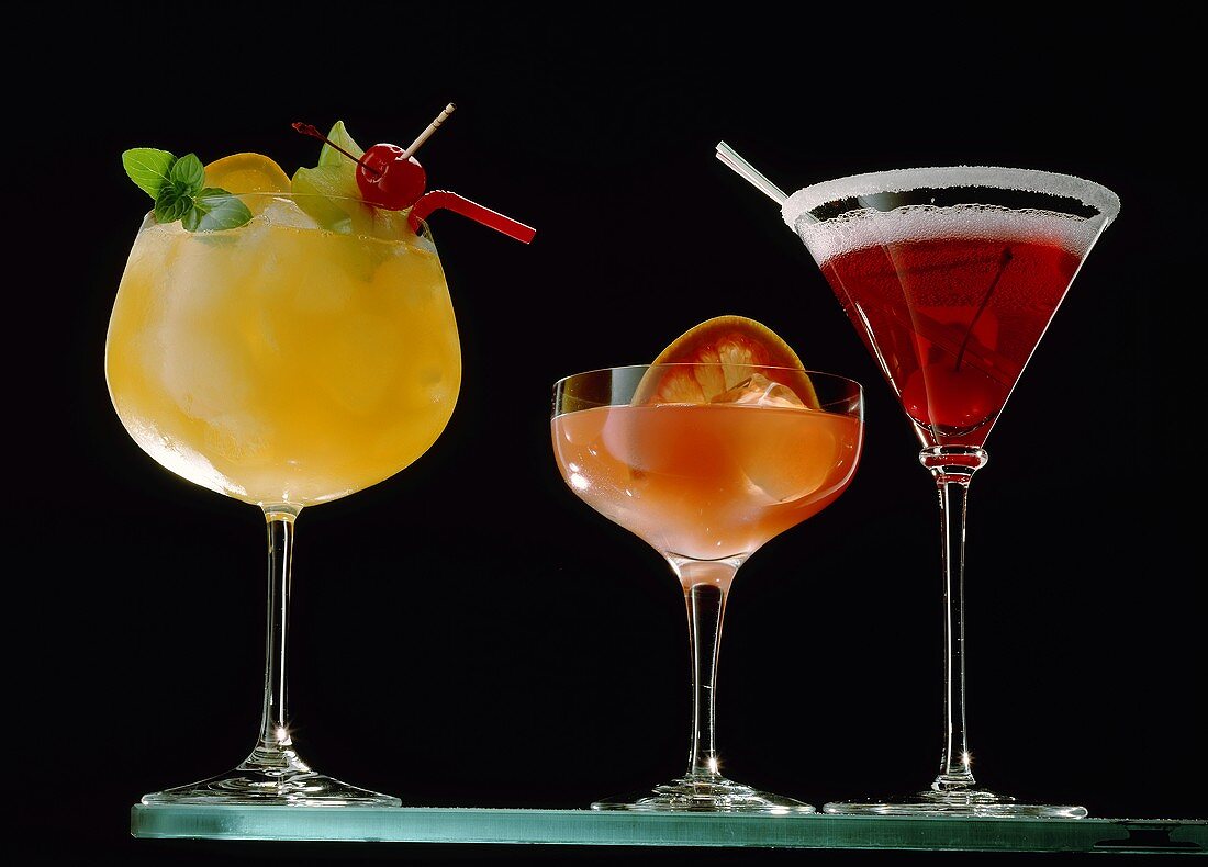 Gelber, oranger & roter Cocktail im Glas