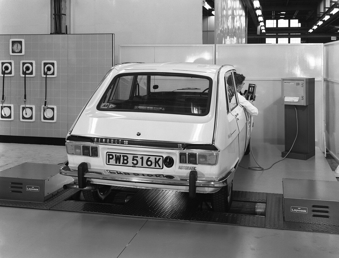 Renault 16 TL automatic on a brake testing machine, 1972