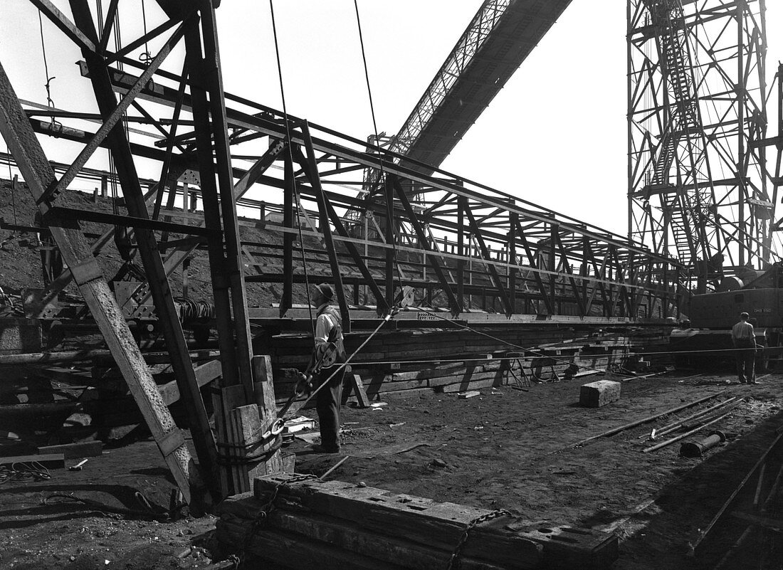 Lifting a conveyor bridge, 1956
