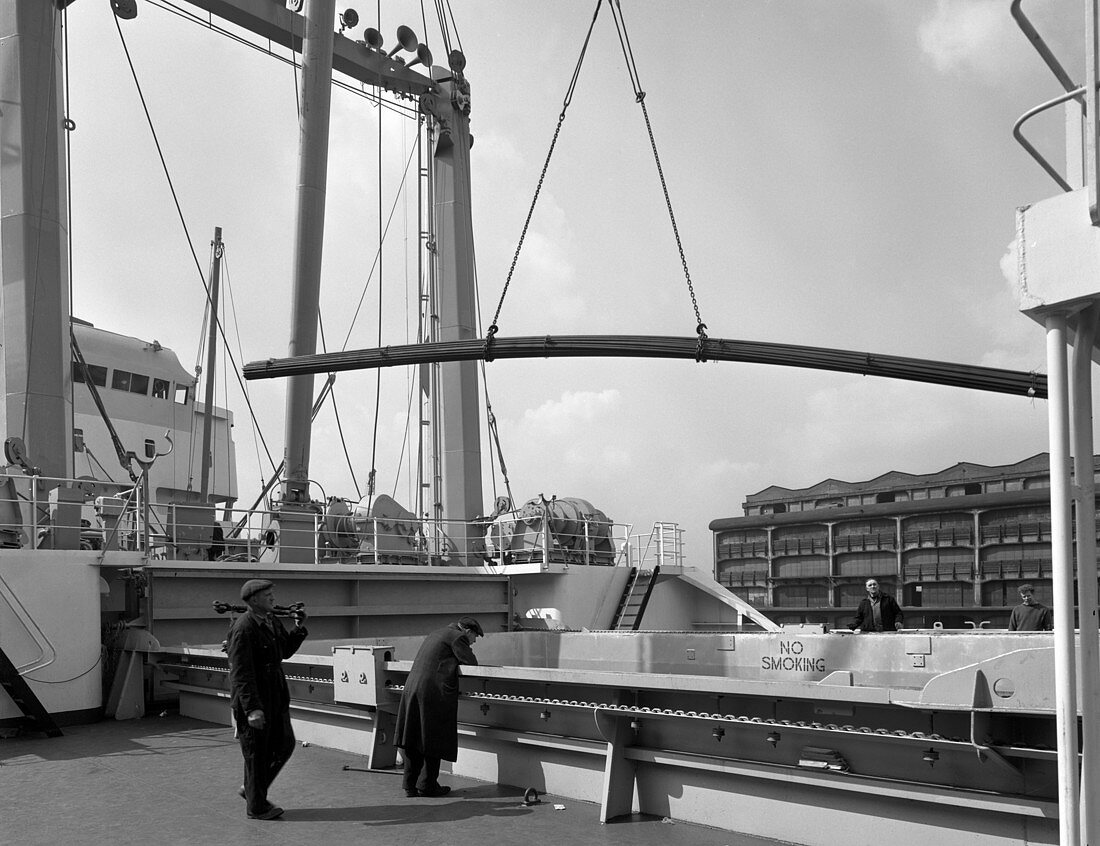 Steel bars being loaded onto the Manchester Renown, 1964