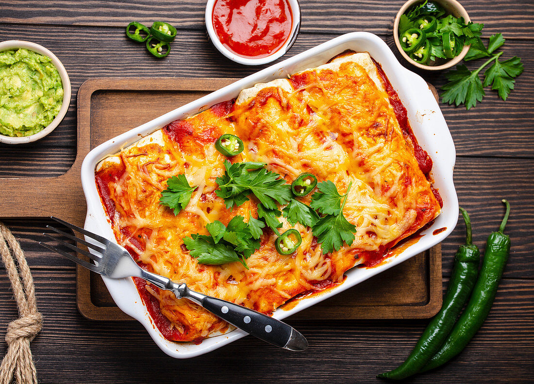 Traditionelle mexikanische Enchiladas mit Hackfleisch, Chilisauce und Käse