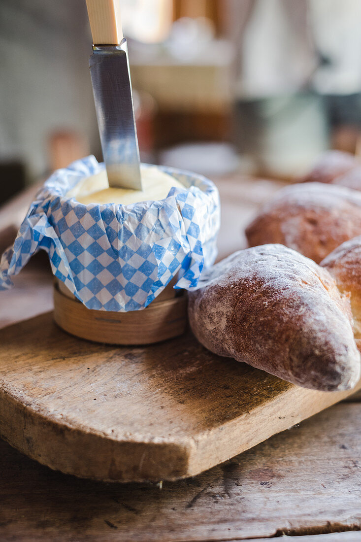 Brot und frische Butter