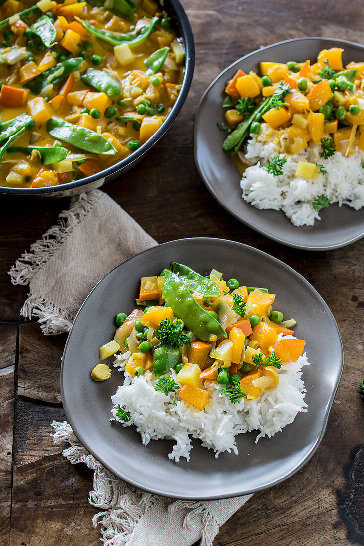 Vegetarisches Kürbis-Erbsen-Curry mit Reis