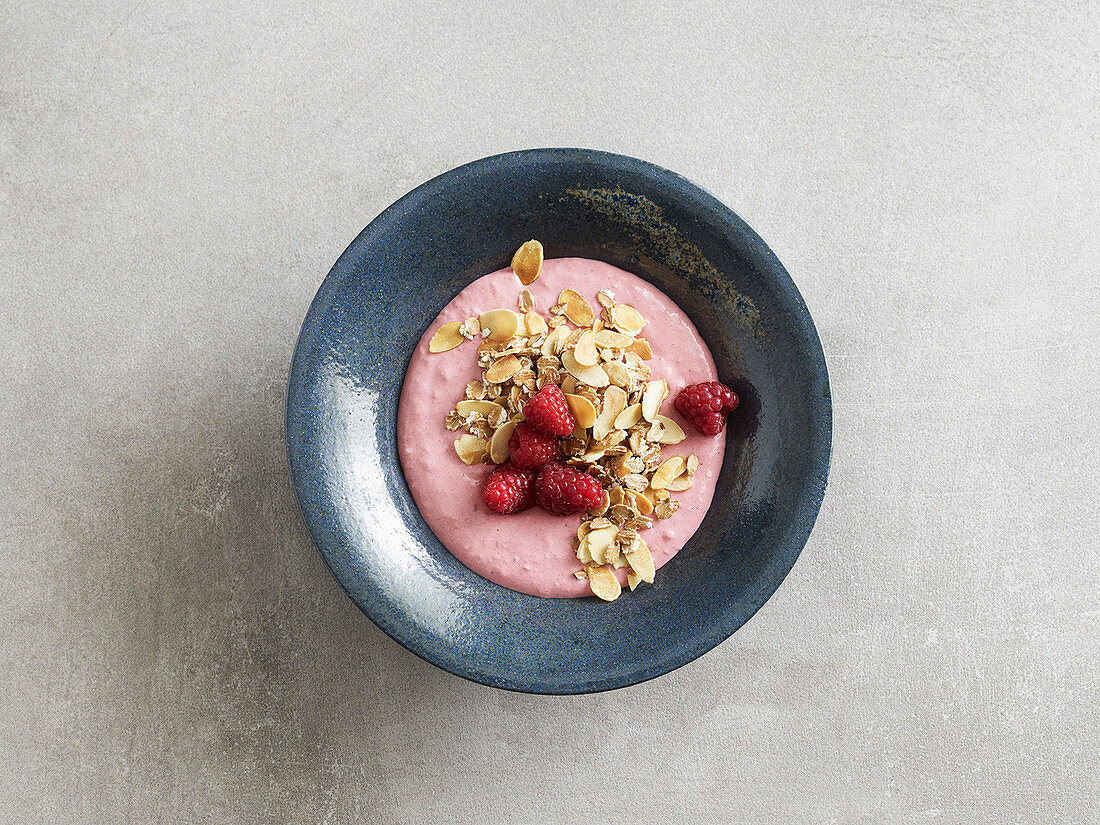 Power raspberry quark with spelt flakes and almonds (low carb)