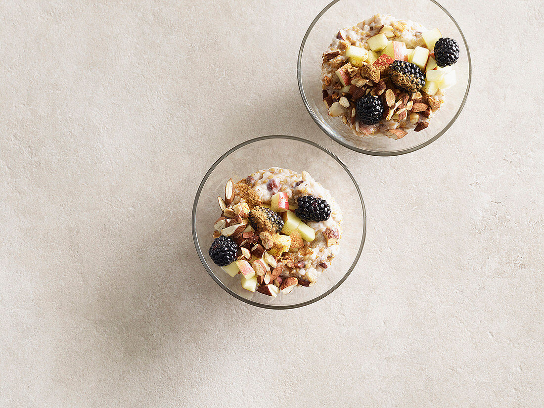 Almond and spelt porridge with flax seeds and apple (low carb)