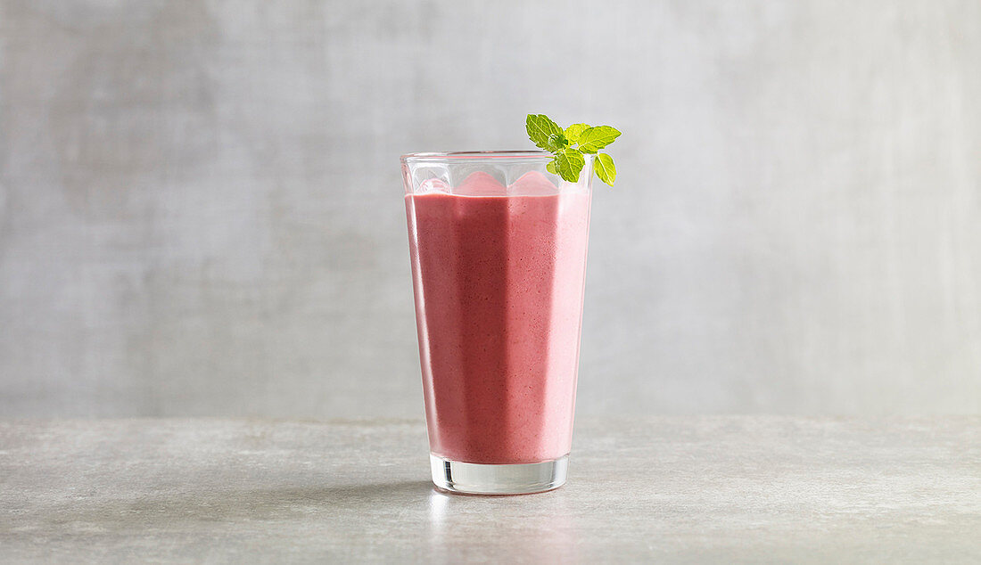 Ginger and raspberry lassi (low carb)