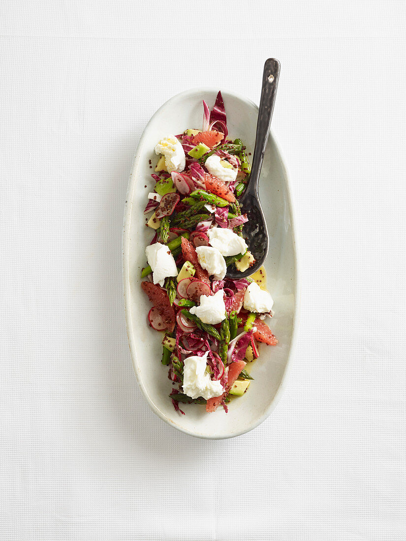 Colourful quinoa salad with green asparagus and mozzarella (low carb)