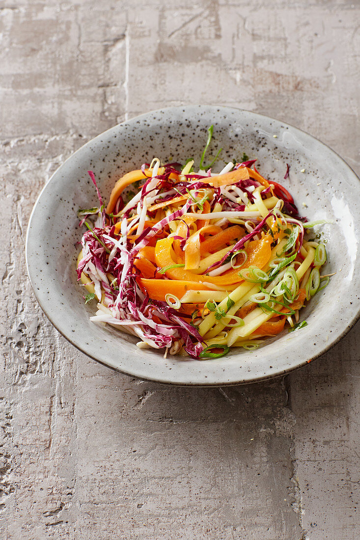 Fruity summer salad with mango, radicchio and peppers