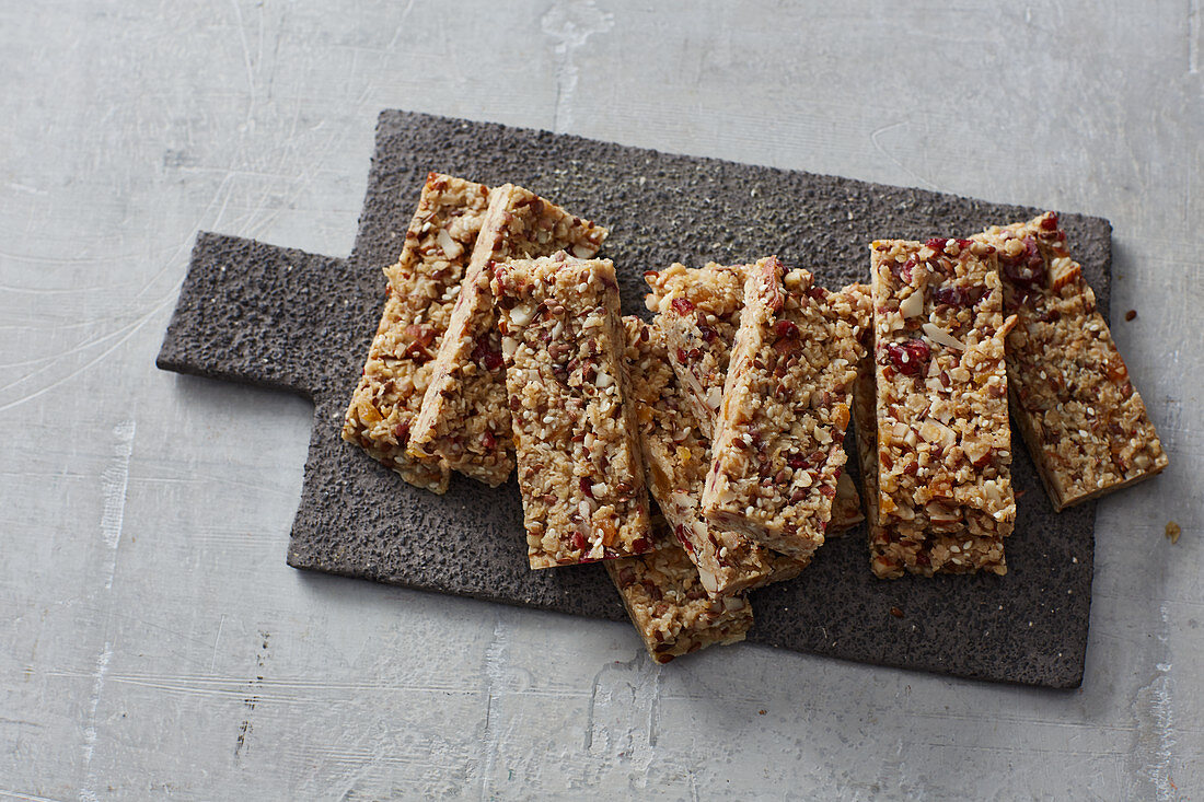 Quick muesli bars with nuts and honey