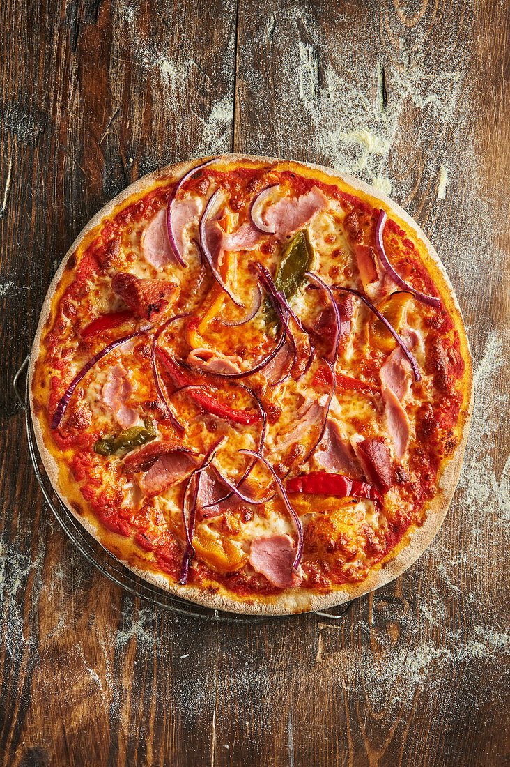 Pizza Jazz mit Paprika und roten Zwiebeln