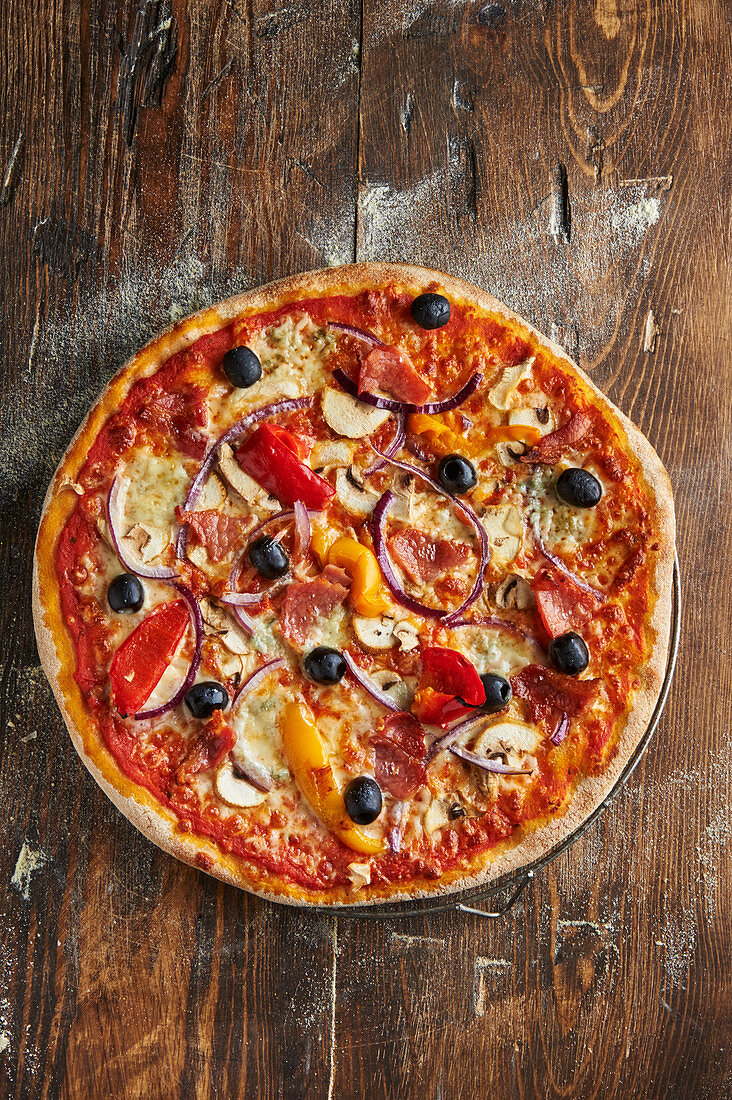 Pizza Venezia mit schwarzen Oliven und Paprika