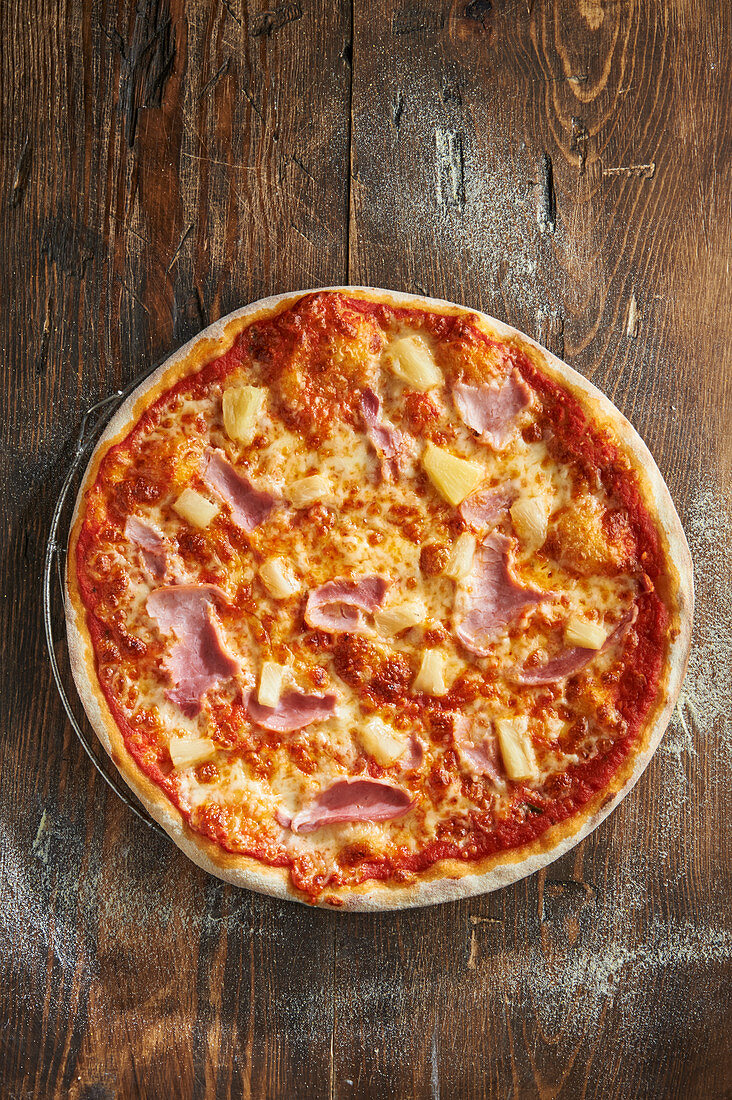 Pizza Hawaii mit Schinken und Ananas – Bilder kaufen – 12580712 StockFood