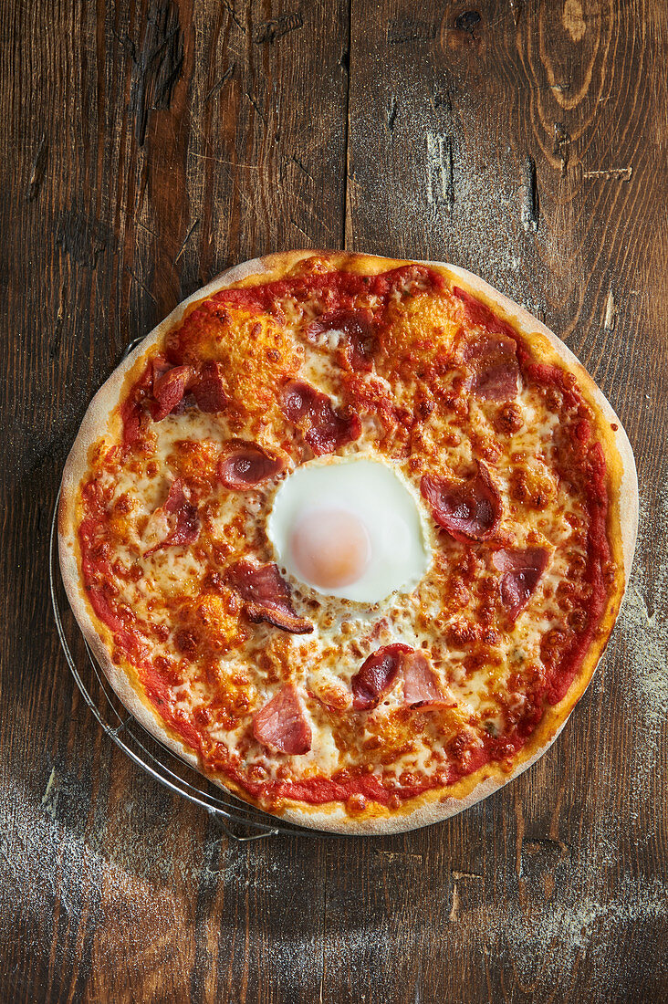 Pizza Rustica mit Ei und Bacon