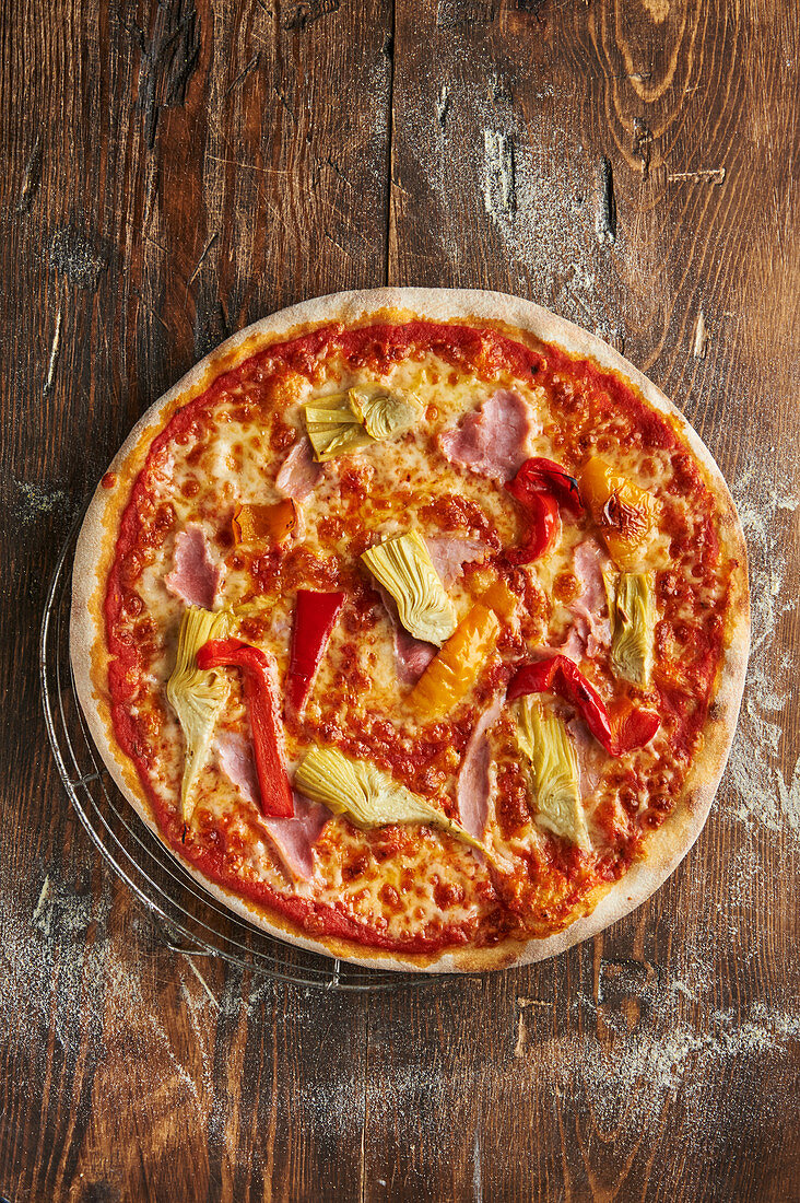 Pizza Sicilia mit Paprika, Schinken und Artischocken