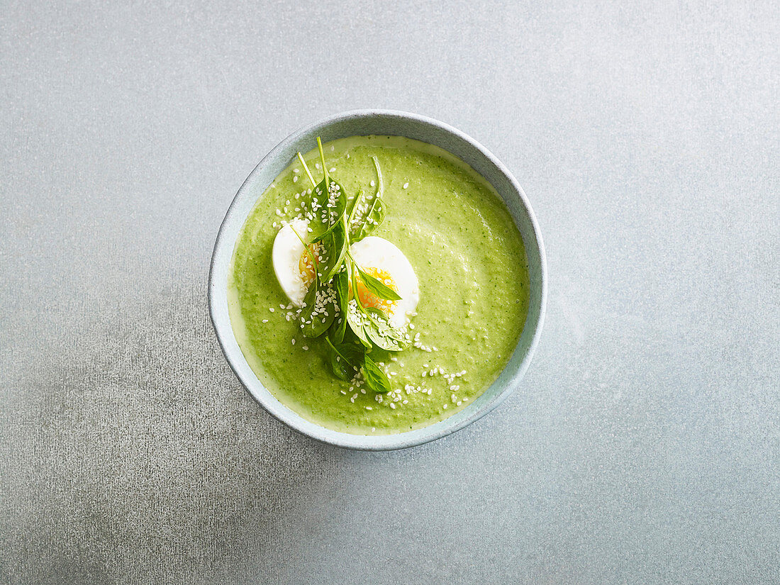 Brokkoli-Spinat-Cremesuppe mit Ei (Low Carb)