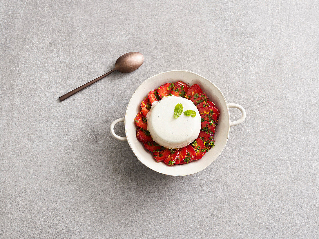 Sauerrahm-Panna-Cotta mit Erdbeeren (Low Carb)