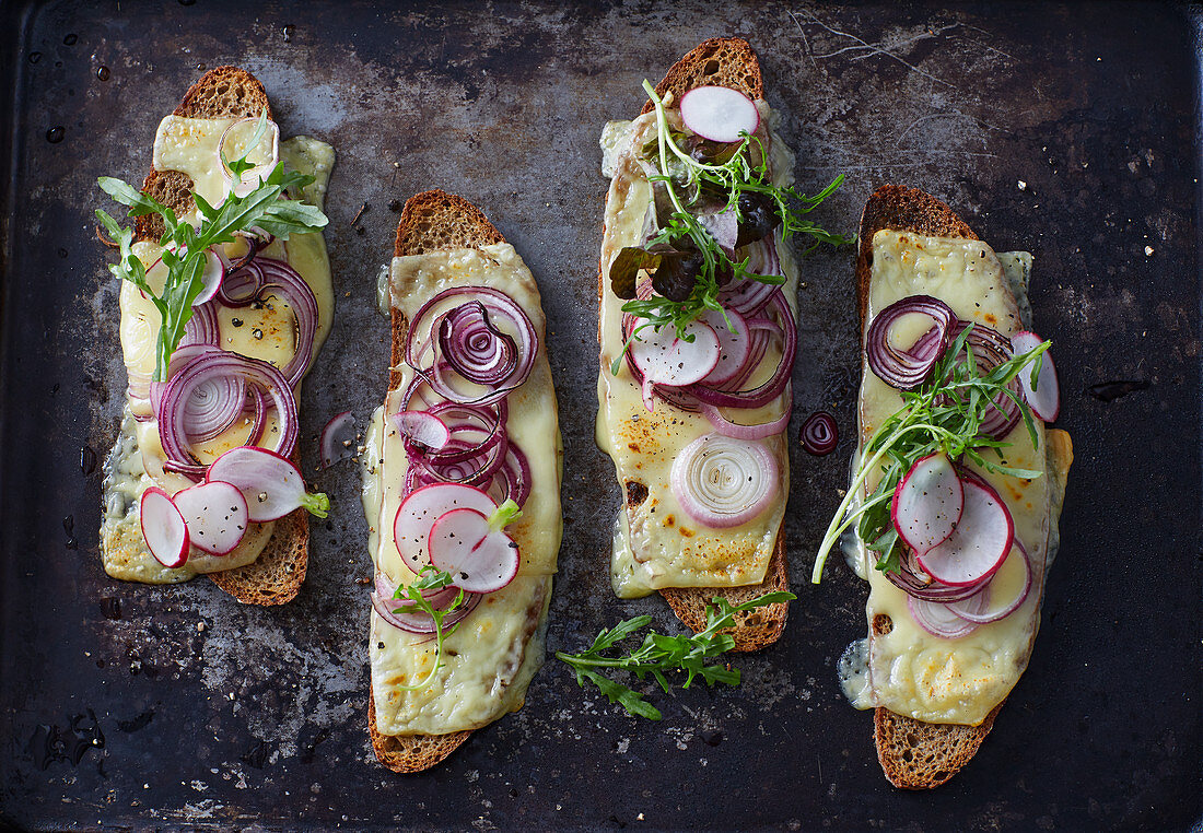 Überbackene Käse-Croques mit Zwiebeln und Radieschen