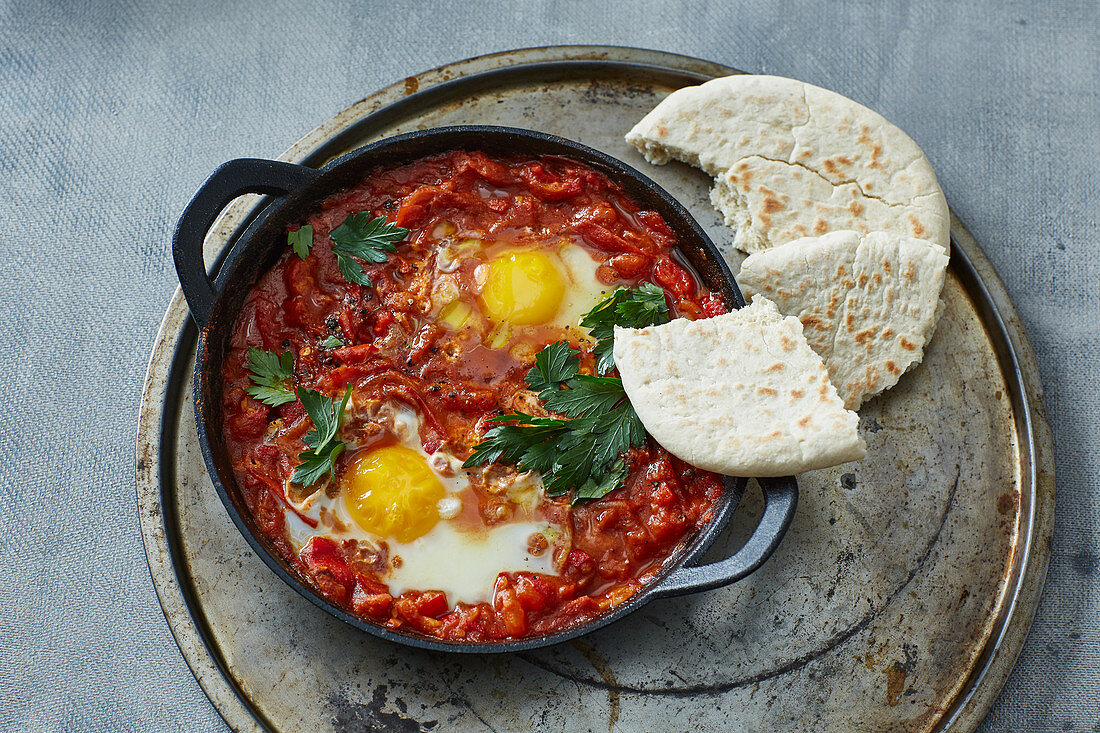 Quick shakshuka with pita bread