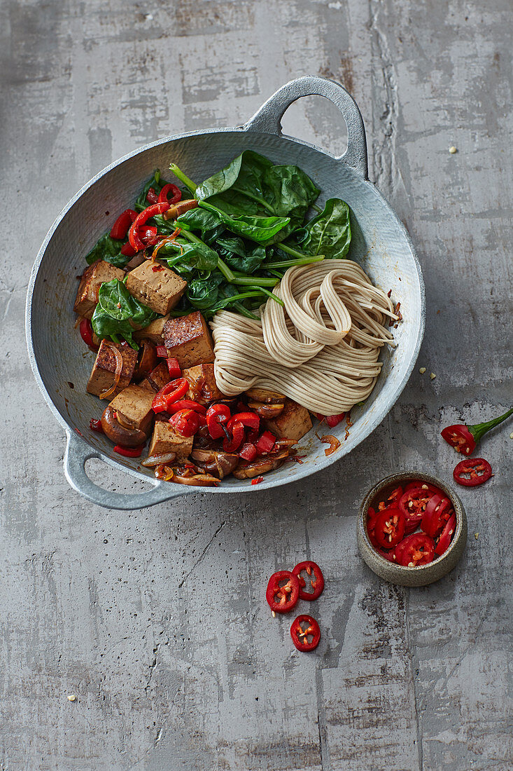 Buckwheat noodles with tofu and vegetables
