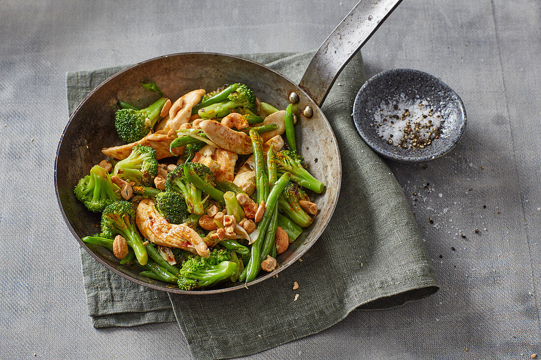 Green power pan: beans and broccoli with chicken and cashew nuts