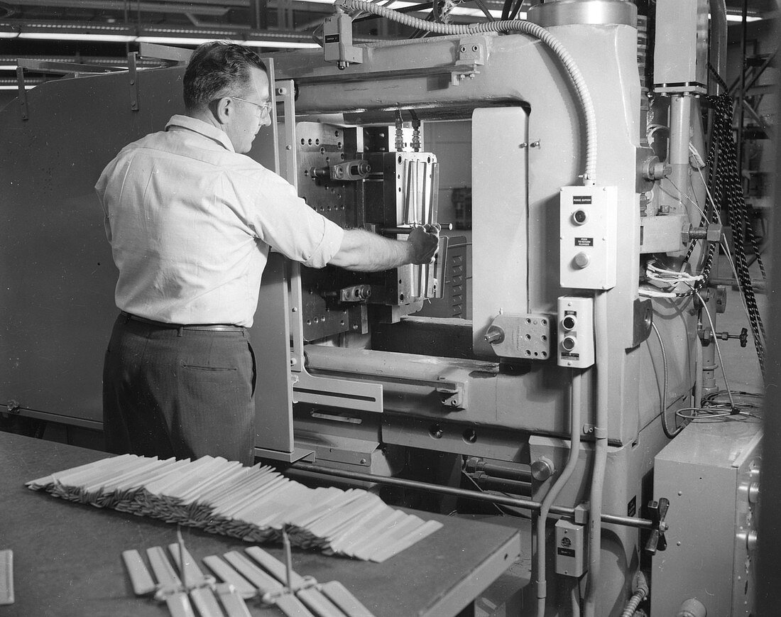Production of combs made of Zytel nylon resin, 1950s