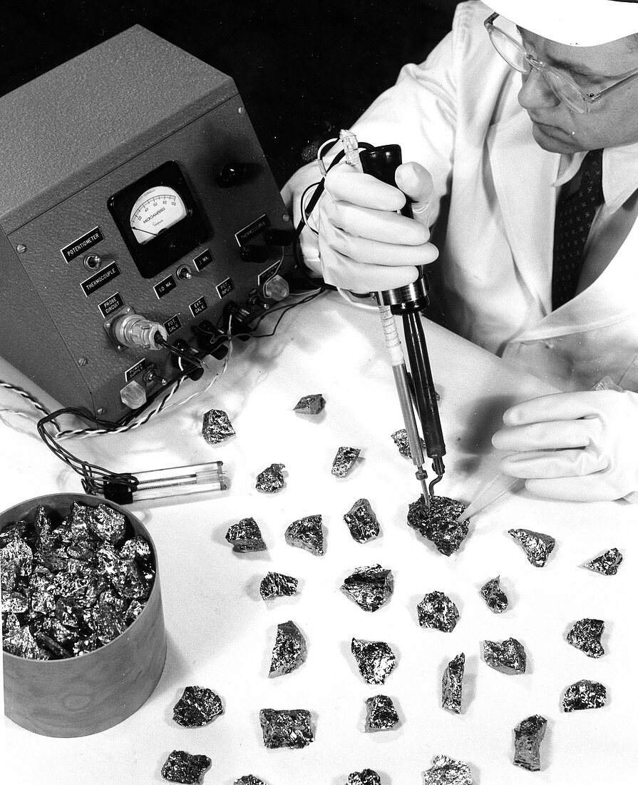 Inspecting silicon prior to shipment, 1950s