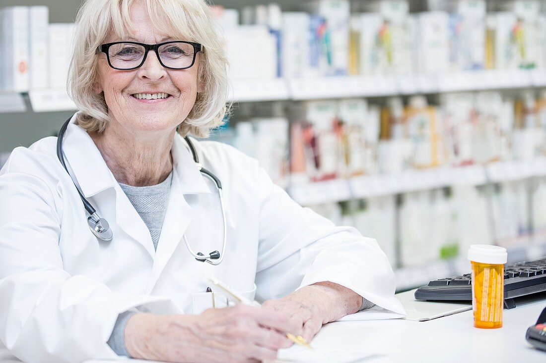 Senior pharmacist in pharmacy