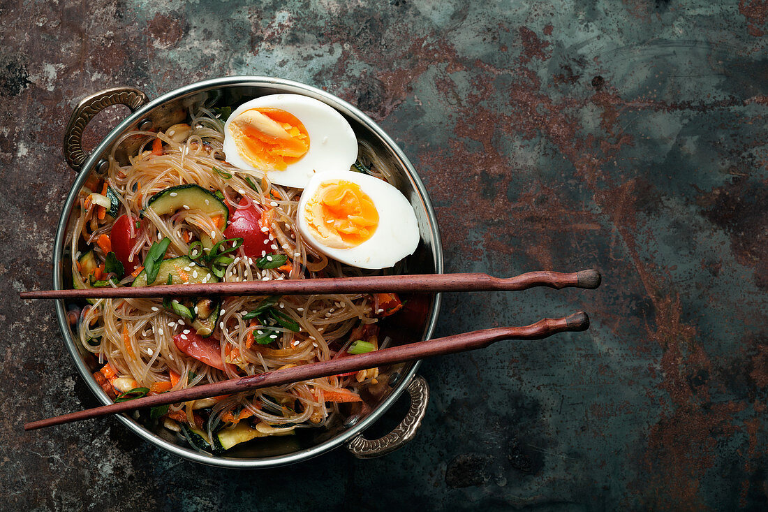 Spicy veggie wok with noodles and eggs