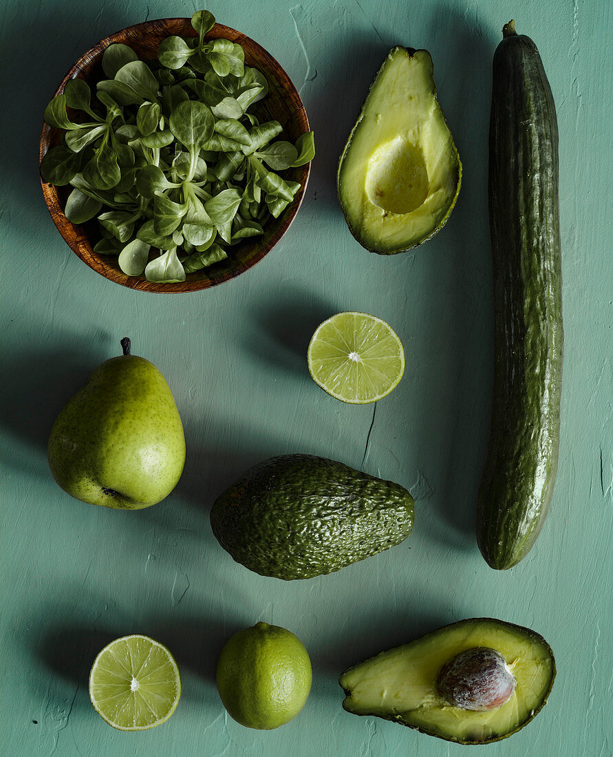 Zutaten für einen grünen Smoothie: Gurke, Avocado, Limette, Feldsalat und Birne