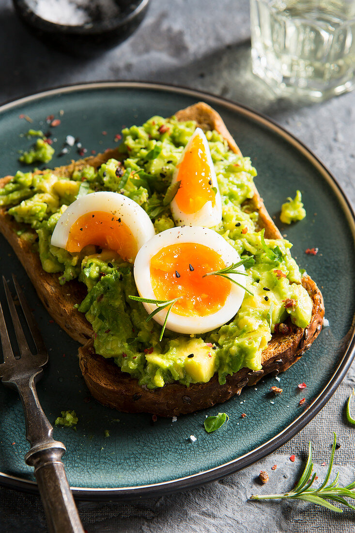 Avocado-Toast für das Osterfrühstück