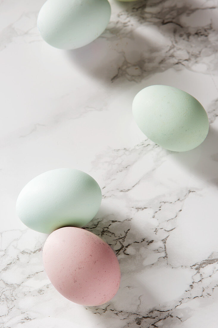 Pastellfarbene Eier auf Marmoruntergrund