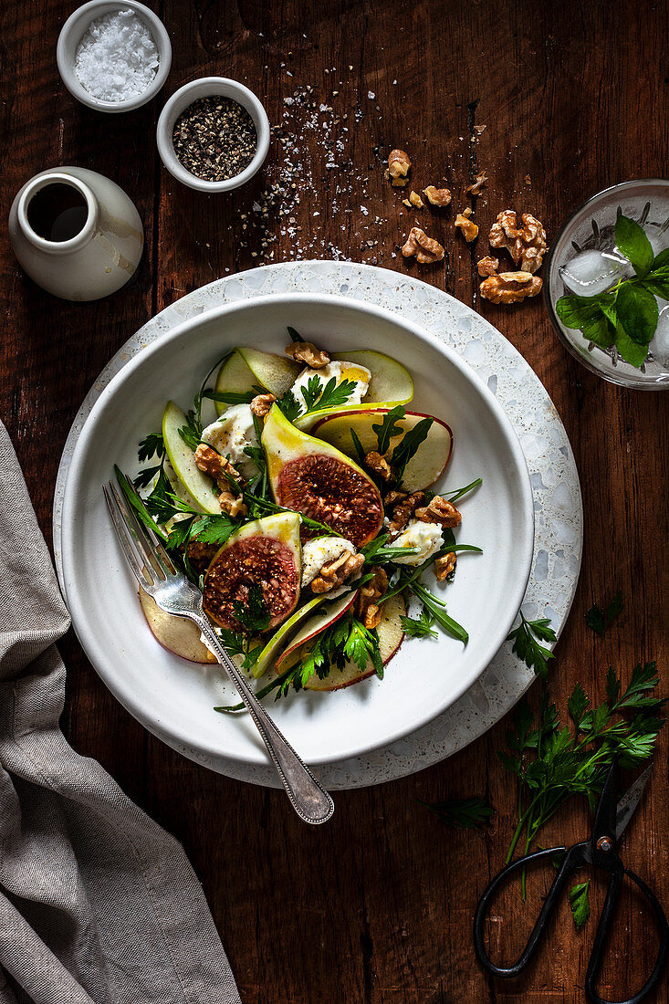 Feigen-Walnuss-Salat mit Petersilie und Apfel