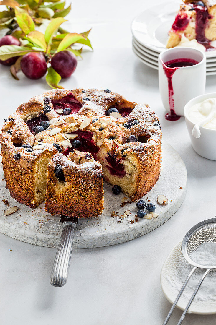 Pflaumen-Blaubeer-Kuchen mit Sahne und Pflaumensauce