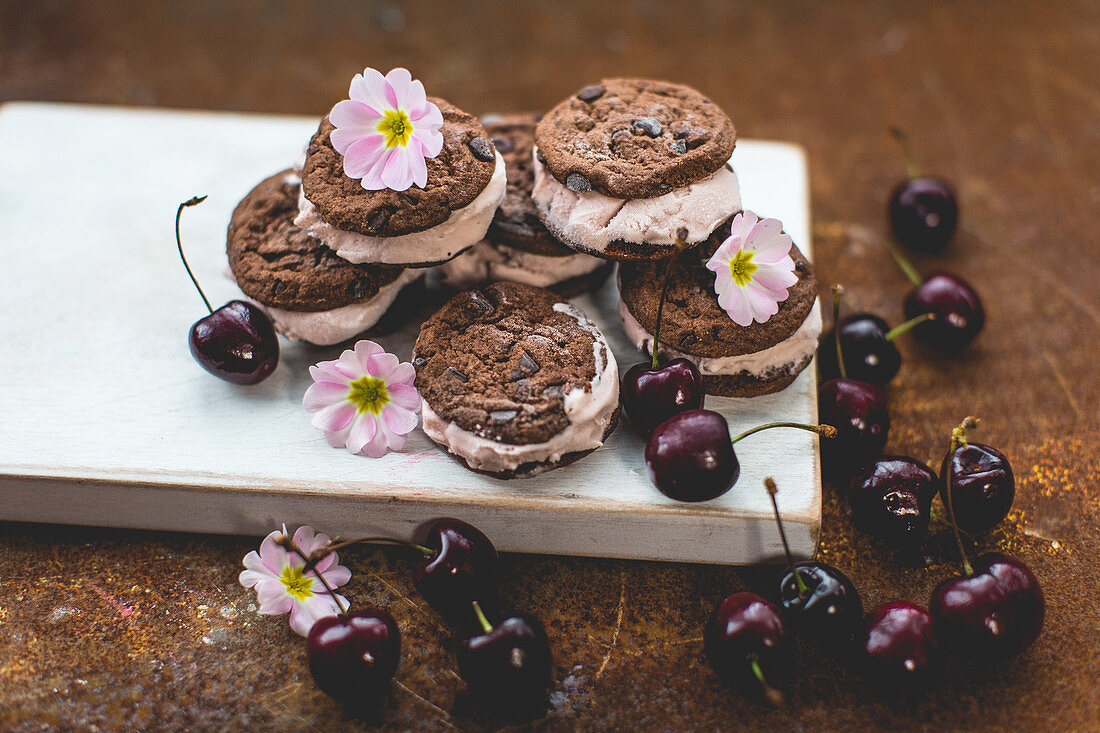 Chocolate sandwich cookies with cherry icecream