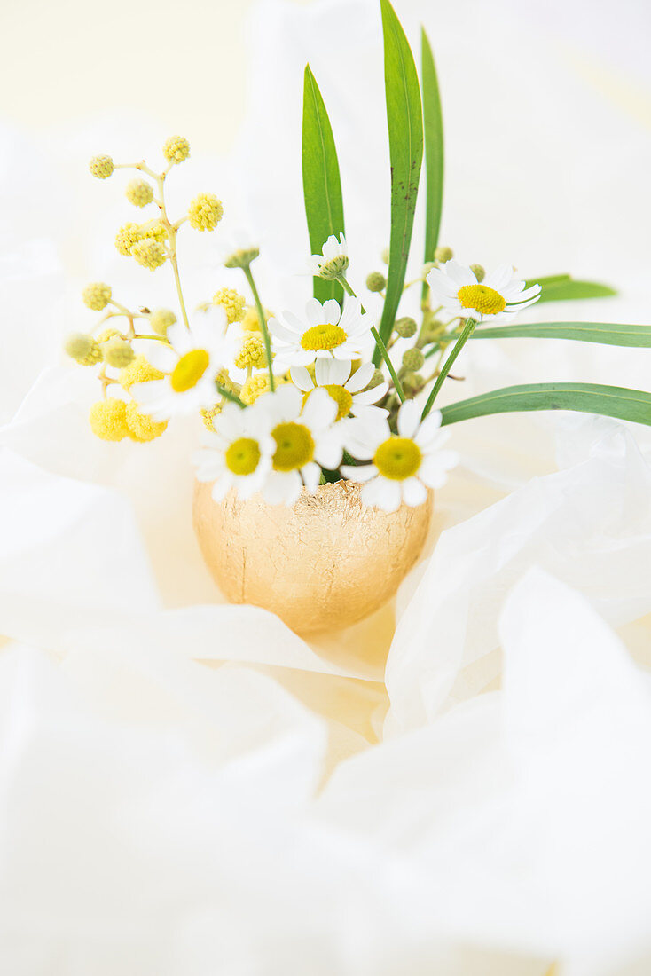 Vergoldete Eierschale als Vase für Blumen